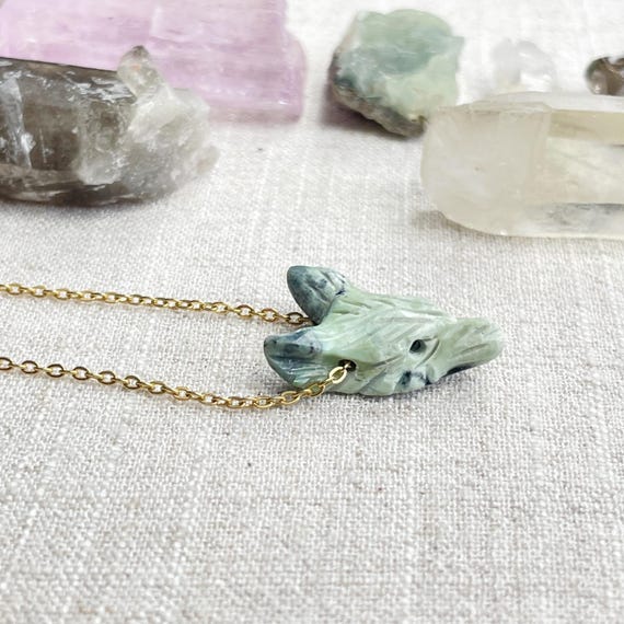 Mini Variscite Carved Wolf Necklace (EPJ-WAAA13)