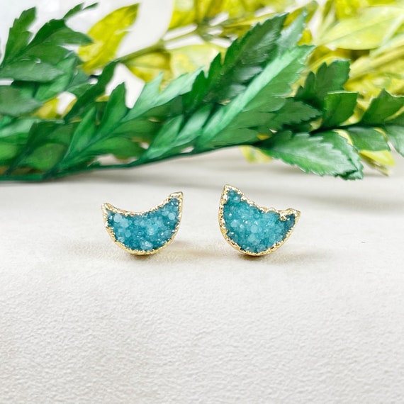 Green Crescent Moon Druzy Stud Earrings (EPJ-ERAA11-GR)