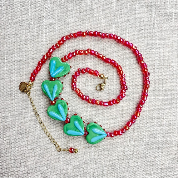 Lovie/// Red Green Heart Lampwork Glass Beaded Necklace (DEJ-BBCD13-RG)