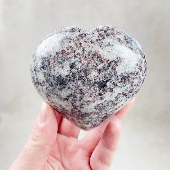 Garnet in Quartz Heart Carving (EPJ-HDHA27-1)