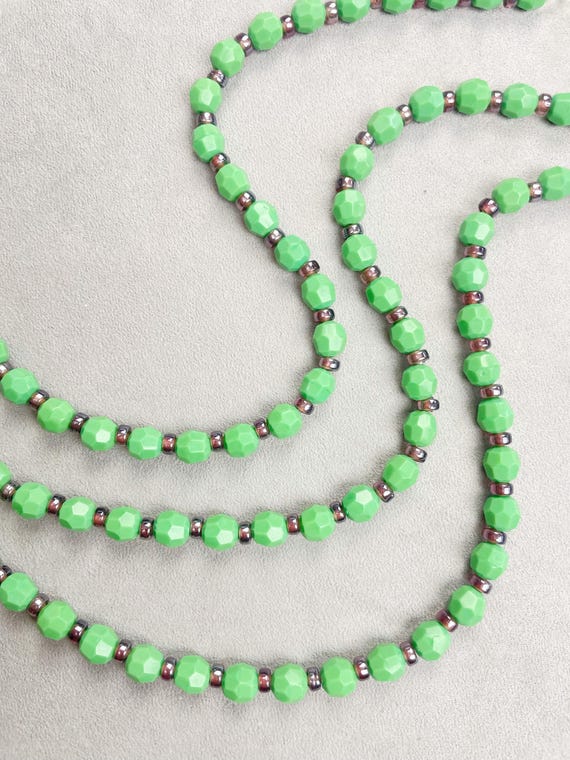 Green Pop// Green Red Vintage Glass Beaded Necklace (EPJ-NSE17)