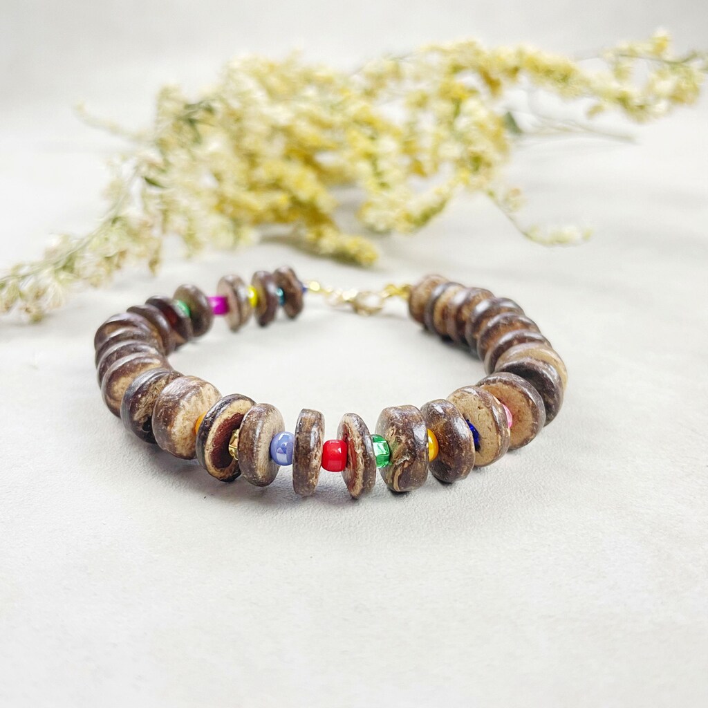 Bracciale Elastico Bohémien In Legno Naturale E Conchiglie Di Cocco – Multicolore, Fatto A Mano