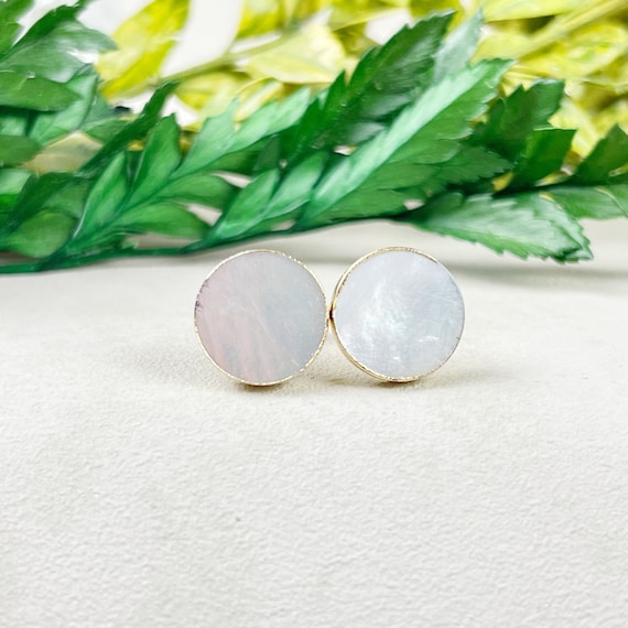 Round Mother of Pearl Stud Earrings (EPJ-E3AAA11-RD)