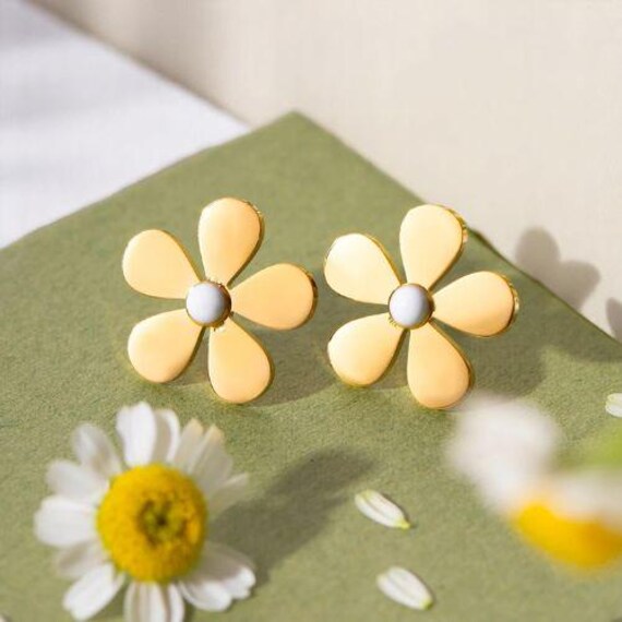18K Gold Daisy Stud Earrings: White Enamel Floral Stainless  display picture 1