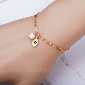 Leaf eerste armband, Monogram parel armband, aangepaste birthstone, gepersonaliseerd, hand gestempeld, bruidsmeisje gift, bruiloft sieraden geschenk, gift van de verjaardag