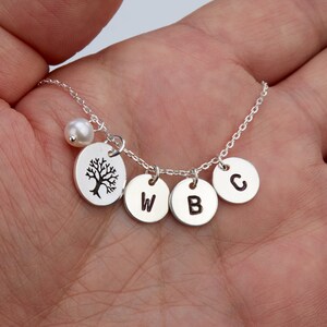 Collar inicial de árbol genealógico, joyería inicial de niño personalizado, fuente personalizada, regalo de hermandad, estampado a mano, regalo de cumpleaños de la madre, regalo de aniversario