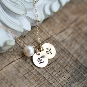 Collar con inicial personalizado, collar con etiqueta inicial familiar estampada a mano, collar de perlas, regalo para hermana, regalo para mejor amiga, regalo para el día de la madre