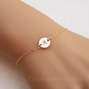 Pulsera de etiqueta inicial, conector de monograma, estampado de la mano, fuente personalizada inicial, pulsera de punto pequeño, regalo de dama de honor, regalo de cumpleaños, tarjeta de joyería personalizada