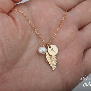 Collier personnalisé de plume, collier initial, monogramme personnalisé de police, cadeau de partie de mariage d’automne, cadeau de demoiselle d’honneur, estampillé à la main, carte personnalisée de note
