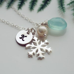 Collar de copo de nieve personalizado, collar inicial sellado a mano, fuente personalizada, piedra de nacimiento personalizada, regalo de joyería de boda de invierno, regalo de damas de honor