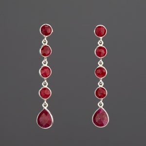 Orecchini a cinque livelli con rubini, orecchini a catena con perline di rubini, lunga collana a goccia con rubini, orecchini pendenti con rubini, orecchini con pietra rosso scuro, regalo di compleanno di luglio, regalo per la mamma