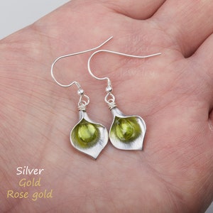 Petite calla lelie oorbellen, edelsteen verjaardag oorbel, sierlijke kleine bloem oorbel, roségouden bloem oorbel, Bridesmaid cadeau, bloem meisje geschenk