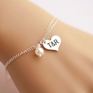 Dos se convierten en uno, pulsera inicial del corazón, pulsera del monograma personalizado de la plata de la ley, fuente personalizada, regalo del aniversario, joyería de la boda, joyería de la madre