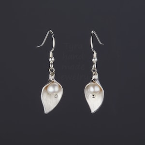 Petite calla lelie parel oorbel, bloem parel verjaardag oorbel, sierlijke kleine bloem oorbel, parel oorbel, bloem meisje geschenk, Bruidsmeisje oorbel