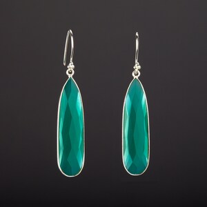 Longue boucle d'oreille en onyx vert en forme de goutte, longue boucle d'oreille en onyx vert, cadeau d'anniversaire, cadeau pour une mère, boucle d'oreille irlandaise en pierre verte, boucle d'oreille robe verte