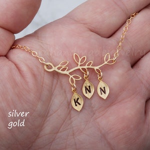 Stamboom eerste ketting, familie blad op boom, monogram blad, hand gestempeld, oma cadeau, moeder sieraden, verjaardag, moeder baby, kid initialen
