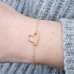 pulsera del contorno del corazón, corazón abierto, pulsera del corazón hueco, amor infinito, pulsera de la pareja, regalo del día de San Valentín, regalo del aniversario, regalo de la dama de honor