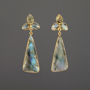Longue boucle d'oreille en labradorite à deux niveaux, labradorite triangle scalène, boucle d'oreille en labradorite à trois feuilles, cadeau d'anniversaire de février, cadeau d'anniversaire