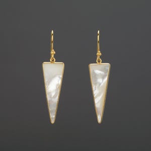 Orecchino a triangolo lungo in madreperla, orecchino in madreperla arcobaleno scintillante, orecchino di perla strutturato penzolante, regalo di nascita di giugno, regalo madre