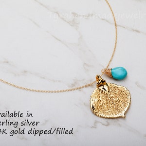 Puede incluir: Un collar de cadena dorada con un colgante de hoja de oro y un colgante de piedra turquesa. Disponible en plata de ley u oro de 14 quilates bañado/relleno.