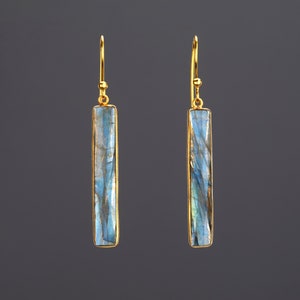 Orecchino a barra sottile e lunga in labradorite, orecchino rettangolare lungo in labradorite, orecchino pendente in pietra blu brillante, regalo di compleanno di febbraio, regalo per la mamma
