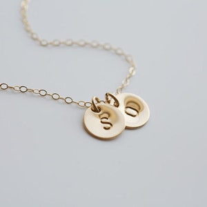 Gepersonaliseerde ketting met twee gold filled eerste tag, familieinitialen, paar initialen, Moederdagcadeau, beste vriend, cadeau zus, aangepaste notitiekaart