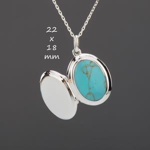 Puede incluir: Collar con dije ovalado de plata con incrustación de turquesa. El dije mide 22 x 18 mm.