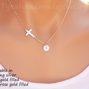 Seitlich kreuz erste Halskette, personalisierte Kreuz Halskette, Von Hand gestempelt, benutzerdefinierte Schrift Monogramm, Glauben Schmuck, Taufe Geschenk, benutzerdefinierte Notiz-Karte