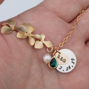 Bracciale anniversario personalizzato, disco della data stampato a mano, cuore iniziale di coppia, pietra portafortuna personalizzata, braccialetto di fiori di orchidea, carta di gioielli personalizzati