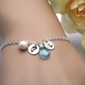 Personalisierte Baby-Dusche-Armband, benutzerdefinierte erste Geburtsstein, von Hand gestempelt Monogramm, Baby Füße, neue Mutter Geschenk, benutzerdefinierte Schriftart, benutzerdefinierte Schmuck-Karte