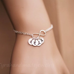 Pulsera de abuela, pulsera inicial infinita, iniciales de niño, regalo del día de la madre, hermanas para siempre, regalo personalizado de mejor amiga, tarjeta de nota personalizada