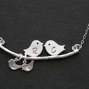 Famille collier oiseau initiale, monogramme de famille collier, baiser d’oiseau, fabriquées à la main, bijoux maman, cadeau grand-mère, cadeau d’anniversaire, maman et bébé