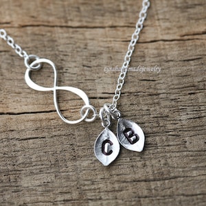 Personalisierte Infinity Halskette, benutzerdefinierte erste Blatt Halskette, Hand gestempelt Monogramme, paar erste Halskette, beste Freunde Geschenk, Valentinstag