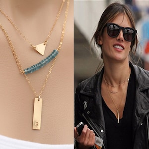 Colar de barra gravada personalizada de três camadas, etiqueta triangular, barra de pedra de aniversário personalizada, joias geométricas, barra de monograma vertical, barra de localização de data e nome