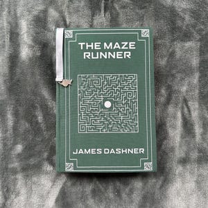 Le coureur de labyrinthe | Reliure personnalisée | Édition spéciale | Ensemble cartonné classique fait main | Cadeau personnalisé | Fabriqué sur commande