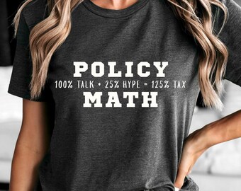 Puede incluir: Una camiseta gris oscuro con texto blanco que dice "POLICY 100% TALK + 25% HYPE = 125% TAX MATH".