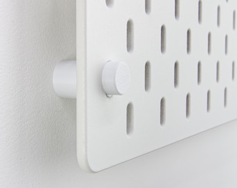 Supporti da parete per pannelli forati SKÅDIS: staffe distanziatrici da 20 mm con viti