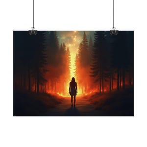 Könnte beinhalten: Ein Poster mit einer Silhouette, die einen Weg durch einen Wald entlanggeht. Die Szene wird von einem feurigen orangen Schein beleuchtet, mit hohen Bäumen, die den Weg säumen. Der Himmel ist eine Mischung aus Orange und dunklen Farbtönen.