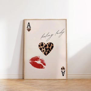 Decorazione da parete con stampa leopardata incorniciata, elegante decorazione con stampa leopardata per un soggiorno o una cucina chic, con colori vivaci e un tocco moderno.