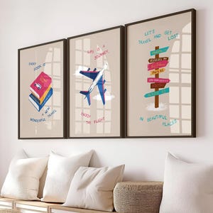Set di decorazioni da parete con cornice ispirate al viaggio per la camera da letto: illustrazioni di aerei, libri e cartelli per una camera da letto o un ufficio da sogno