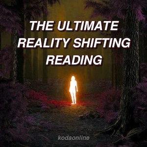 Puede incluir: Una figura brillante se encuentra en un bosque oscuro con el texto "THE ULTIMATE REALITY SHIFTING READING" arriba y "kodaonline" abajo.