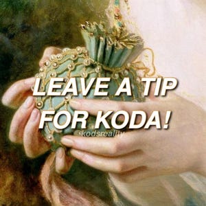 Pode incluir: Uma bolsa de tecido arredondada em verde pálido com topo franzido e sobreposição de rede de contas douradas. O texto LEAVE A TIP FOR KODA! está centralizado em letras brancas com contorno escuro. Uma marca d'água diz kodsreality.
