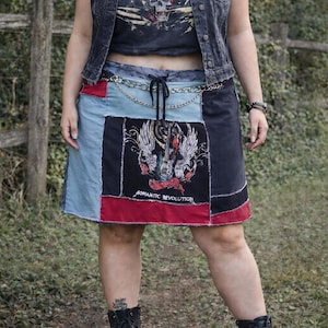 Falda de camiseta reciclada con retazos, talla grande, hecha a mano, estilo boho hippie, pieza única, grunge rockera, concierto, festival.