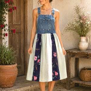 Robe salopette en jean upcyclé : jupe patchwork bohème cottagecore, taille S/M