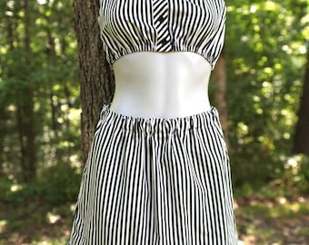 Conjunto de falda y top corto reciclados: estilo bohemio Y2K en blanco y negro.