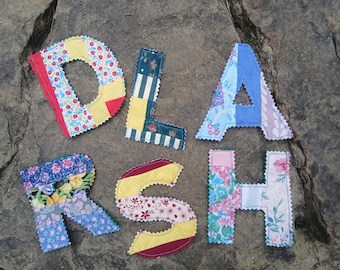 Parche termoadhesivo con inicial: Monograma inicial de tela patchwork, aplique para coser, bordes deshilachados, estilo bohemio vintage retro.