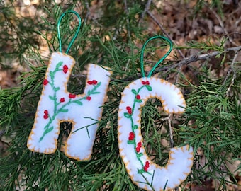 Adorno con monograma, etiqueta de regalo de fieltro, letra para calcetín navideño, bordado a mano, rojo, verde, blanco y dorado