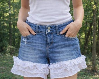 Shorts vaqueros con volantes y encaje: Mini shorts vaqueros estilo boho cottagecore reciclados y reutilizados.