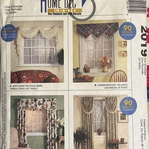 Puede incluir: Un sobre de patrón de costura McCall's Home Dec 2019 que muestra cuatro diseños de cortinas: un festón sobre barra, una cenefa de pañuelo, una cenefa imperial con cortinas y paneles con festones, con texto e ilustraciones.