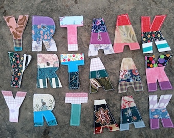 Parche termoadhesivo con letras de 6,35 cm: Monograma de tela patchwork personalizado, aplique para coser, bordes deshilachados, estilo bohemio vintage retro.